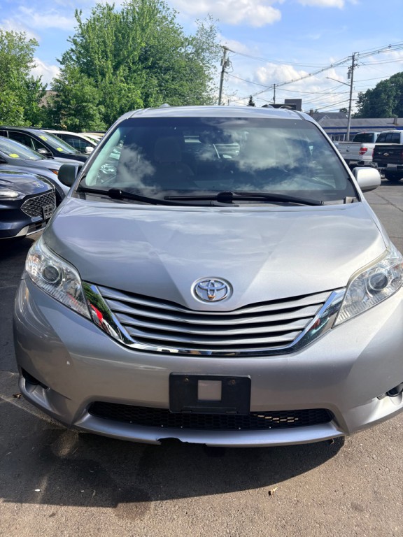 2017 Toyota Sienna Image 1
