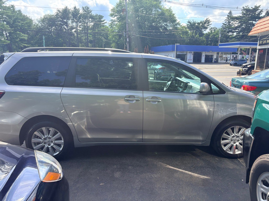2017 Toyota Sienna Image 2