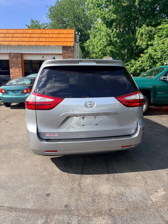 2017 Toyota Sienna Image 3