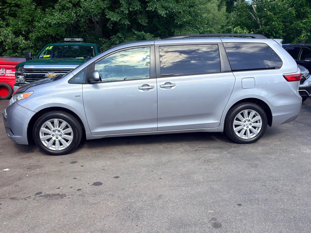 2017 Toyota Sienna Image 4