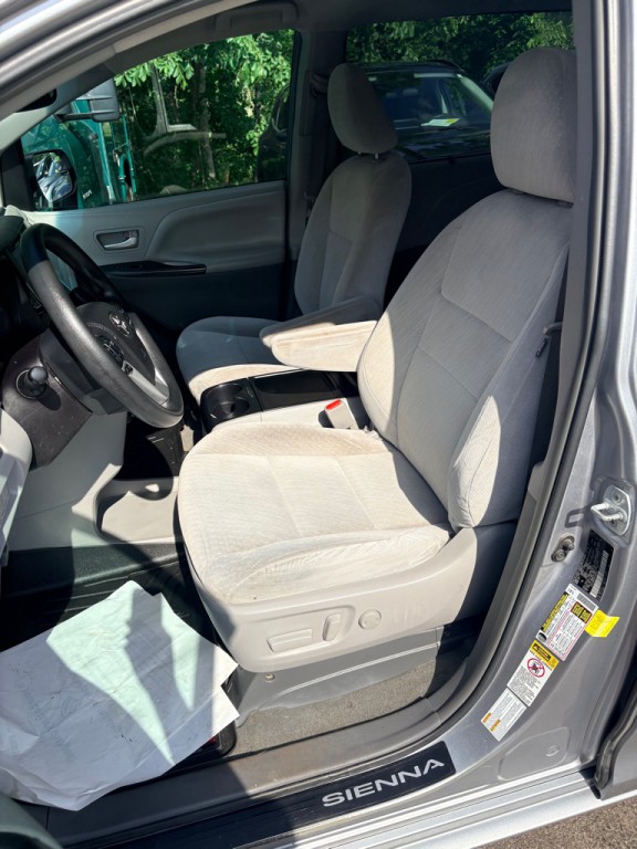 2017 Toyota Sienna Image 5