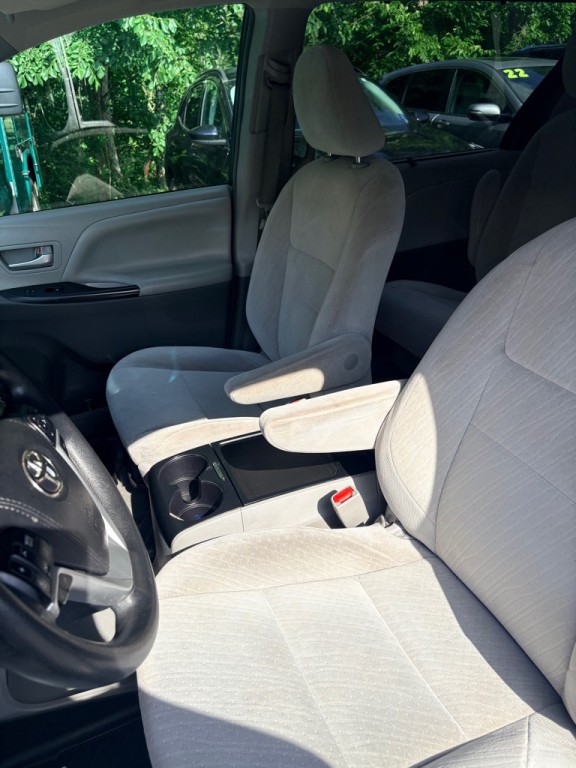 2017 Toyota Sienna Image 6