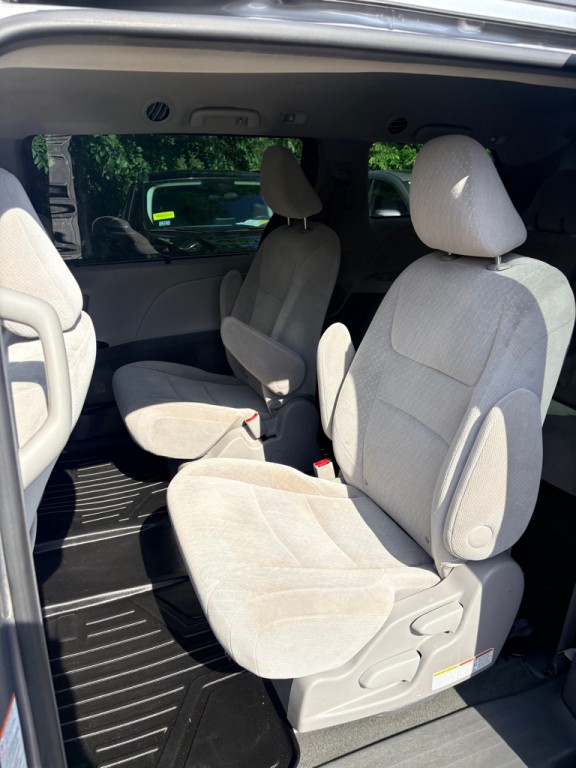 2017 Toyota Sienna Image 7