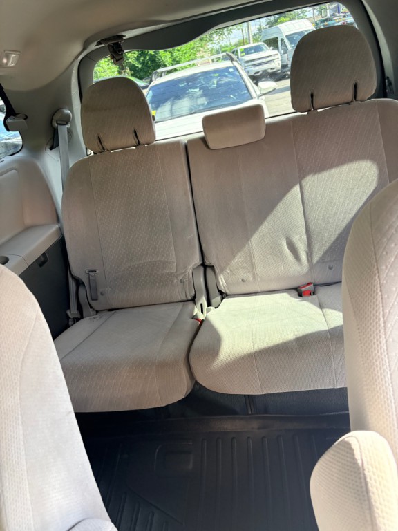 2017 Toyota Sienna Image 8