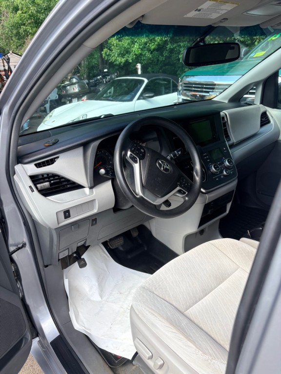 2017 Toyota Sienna Image 9