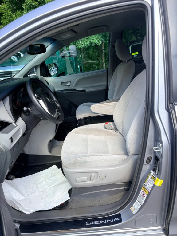 2017 Toyota Sienna Image 10