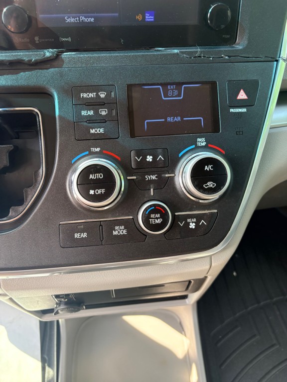 2017 Toyota Sienna Image 15