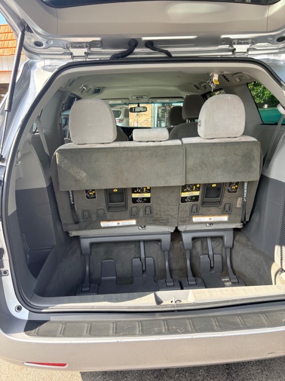 2017 Toyota Sienna Image 16