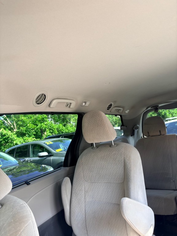 2017 Toyota Sienna Image 17