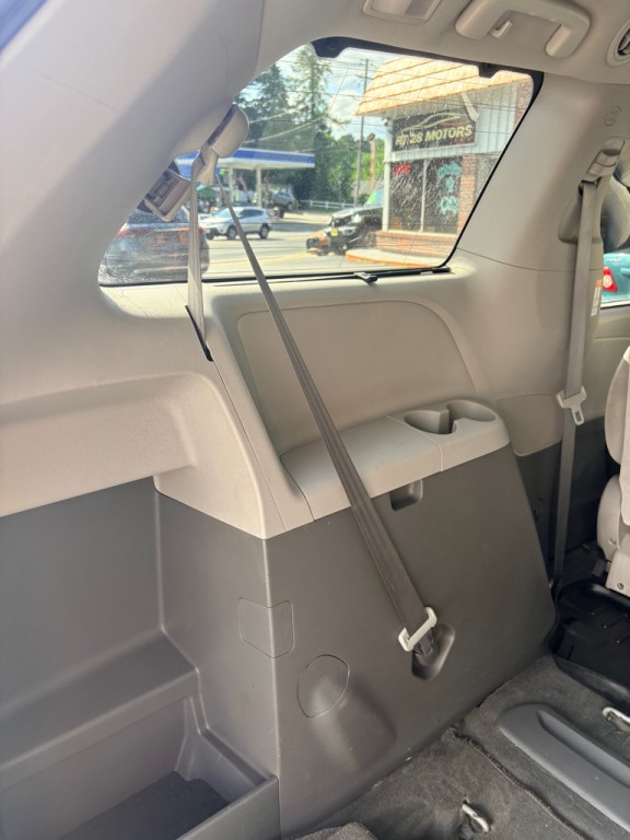 2017 Toyota Sienna Image 19