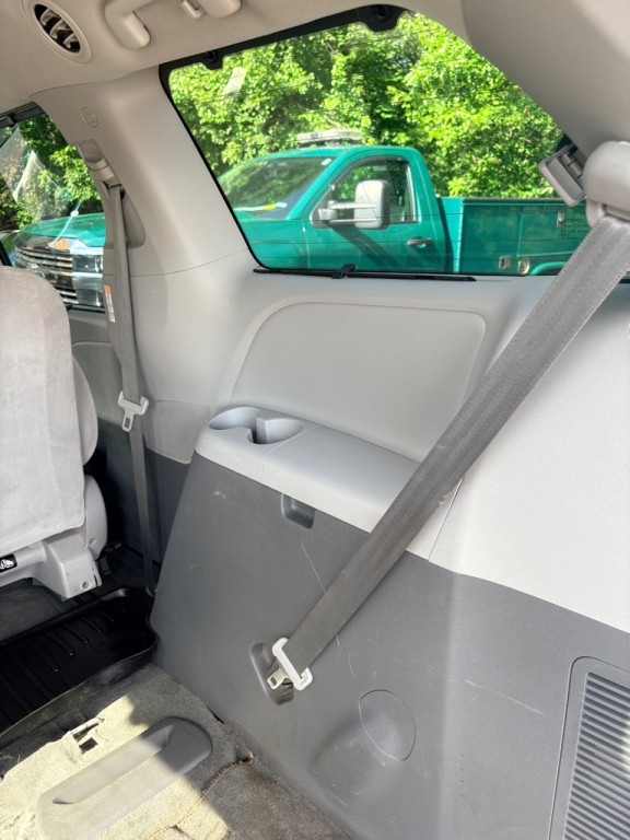 2017 Toyota Sienna Image 20
