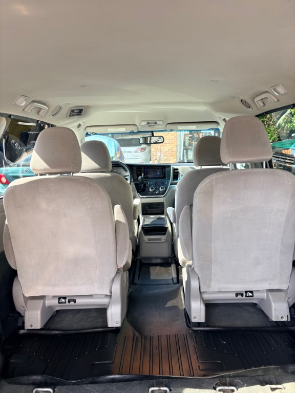 2017 Toyota Sienna Image 21