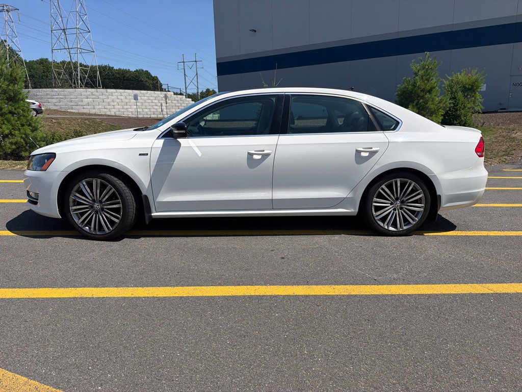 2015 Volkswagen Passat Image 2