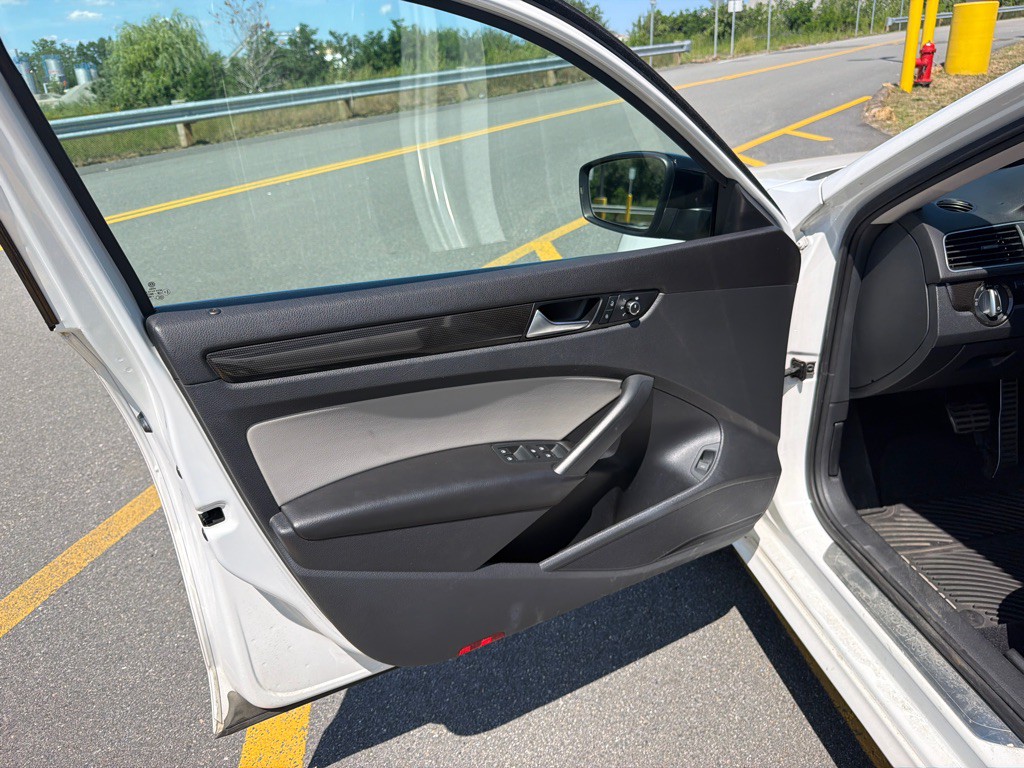 2015 Volkswagen Passat Image 12