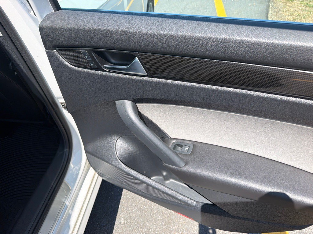 2015 Volkswagen Passat Image 18