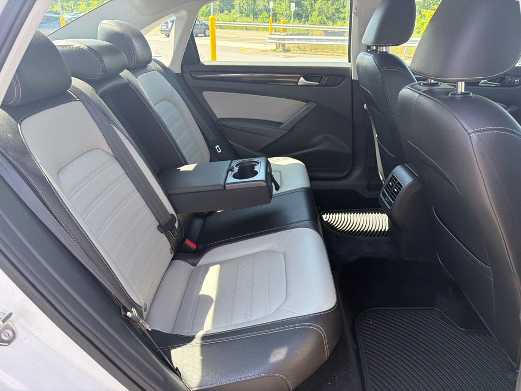 2015 Volkswagen Passat Image 19
