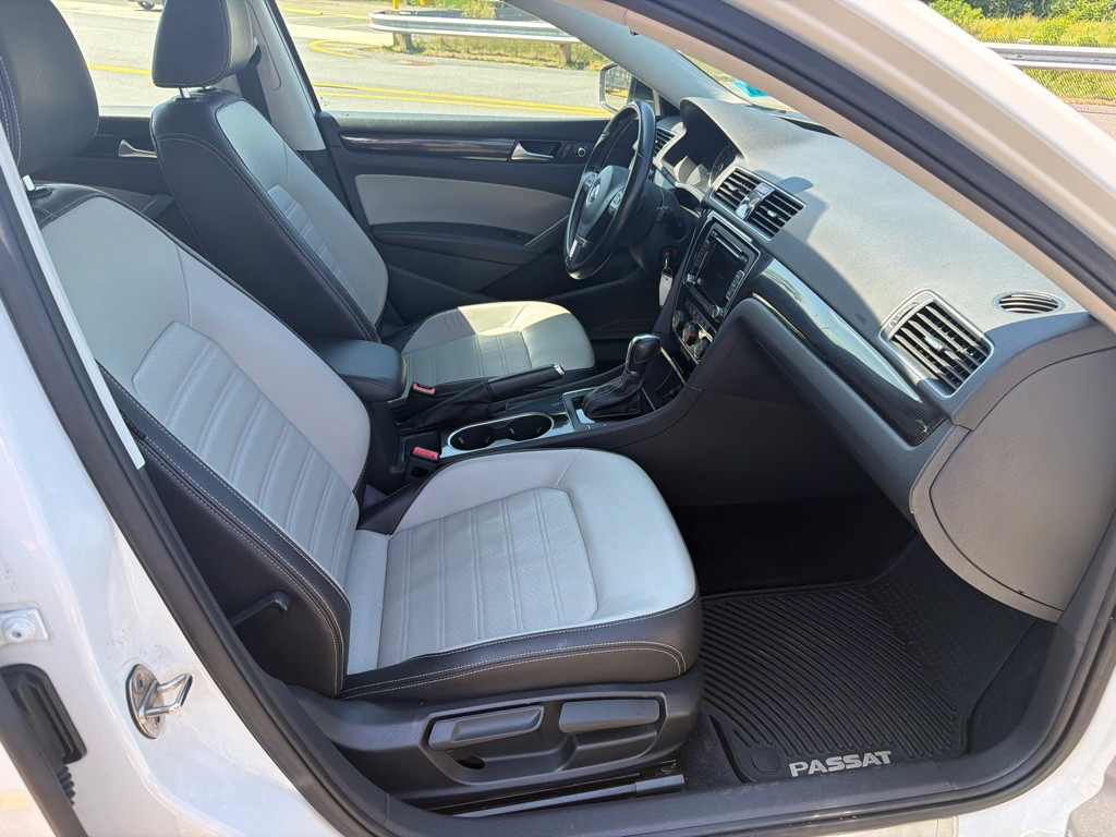 2015 Volkswagen Passat Image 21