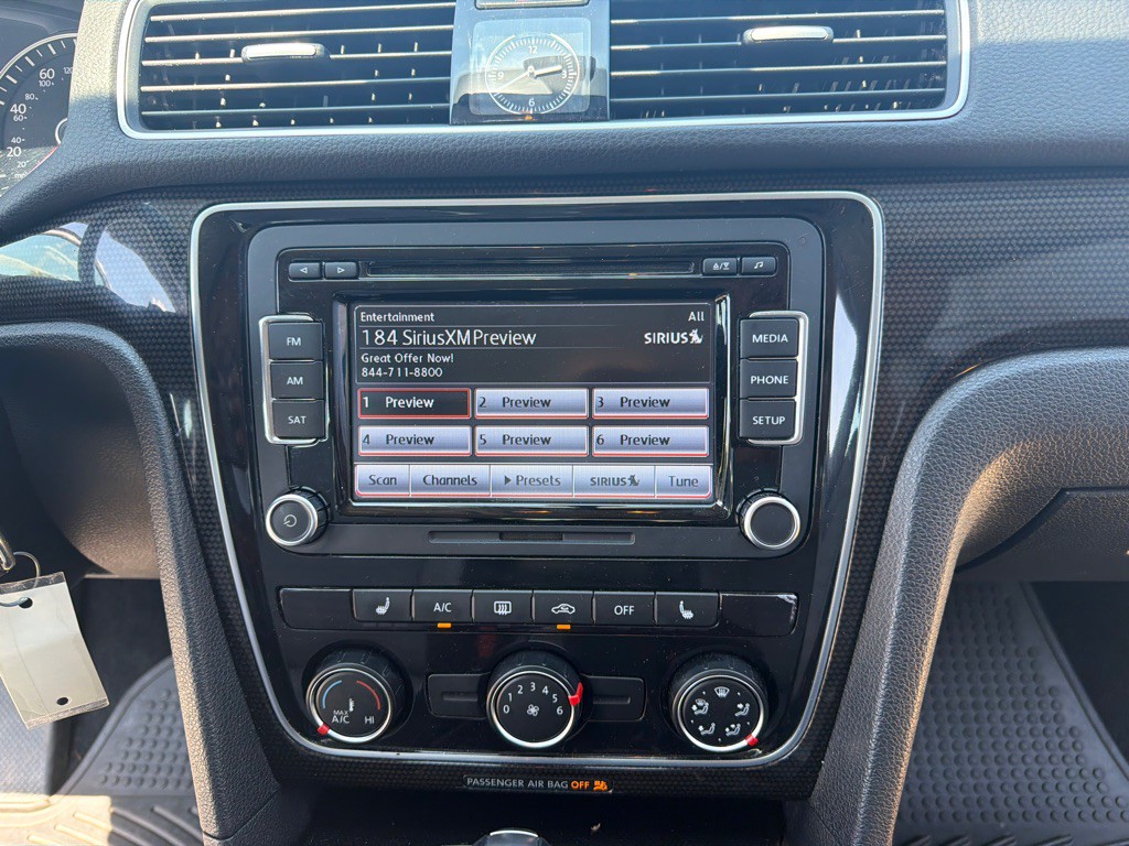 2015 Volkswagen Passat Image 25