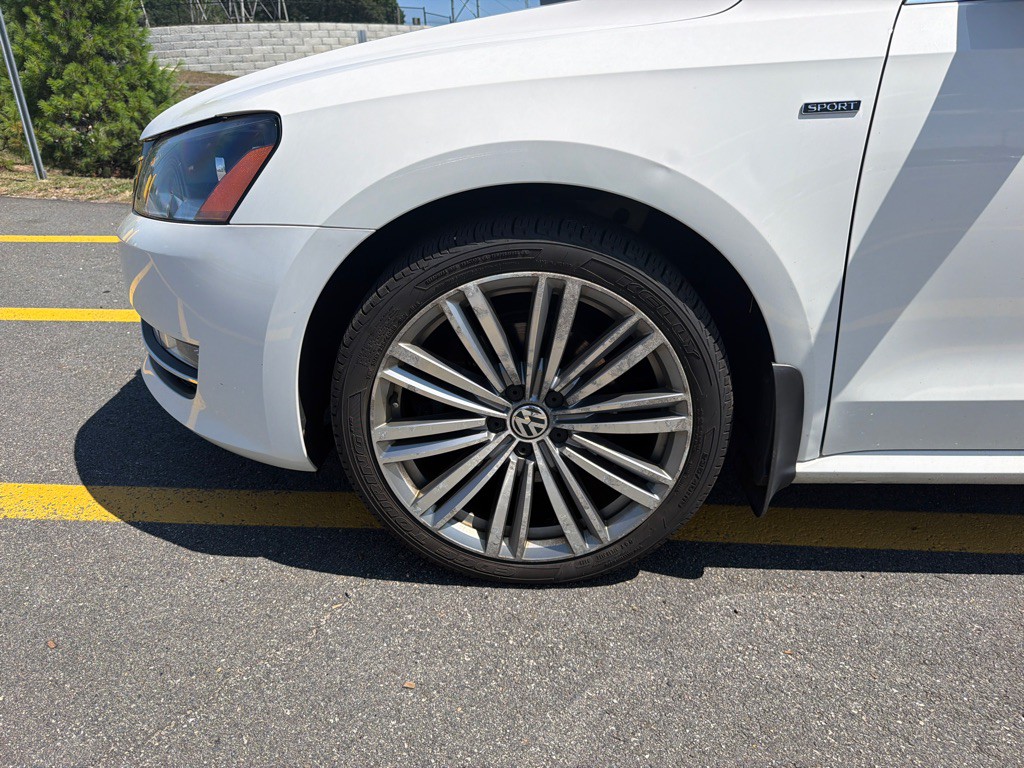 2015 Volkswagen Passat Image 28