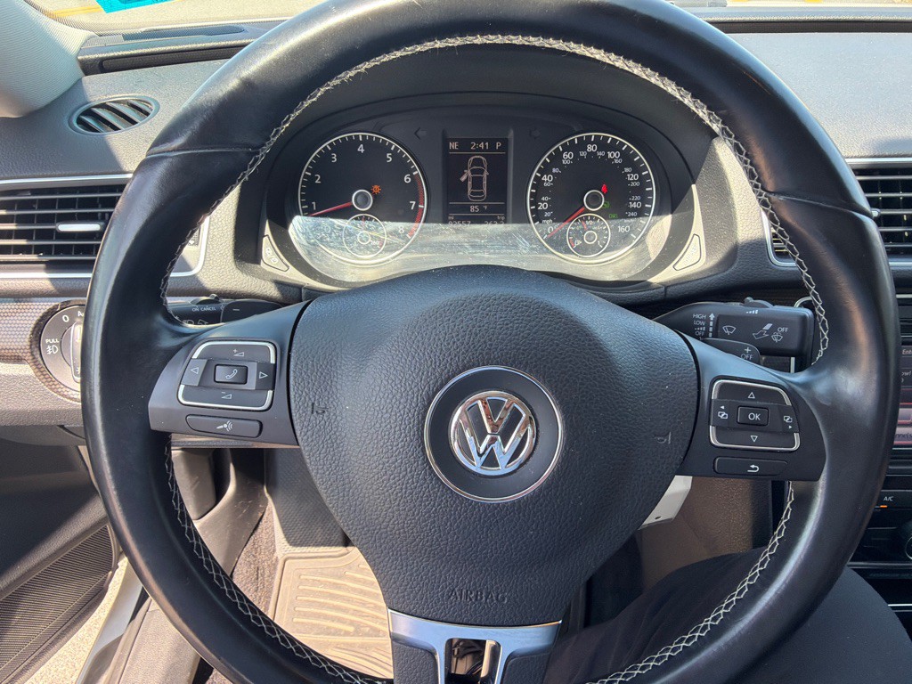 2015 Volkswagen Passat Image 33