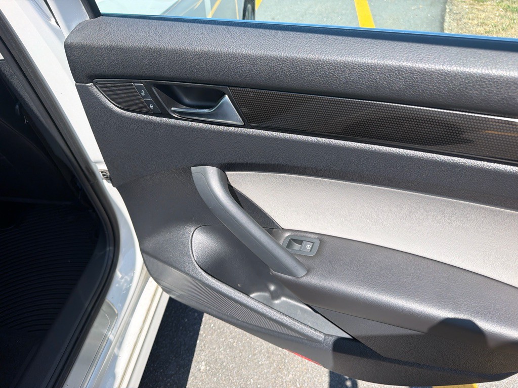 2015 Volkswagen Passat Image 52