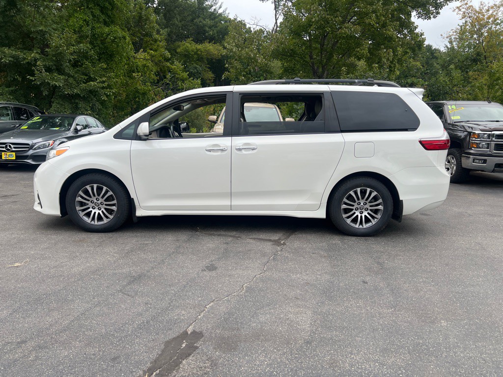 2020 Toyota Sienna Image 2
