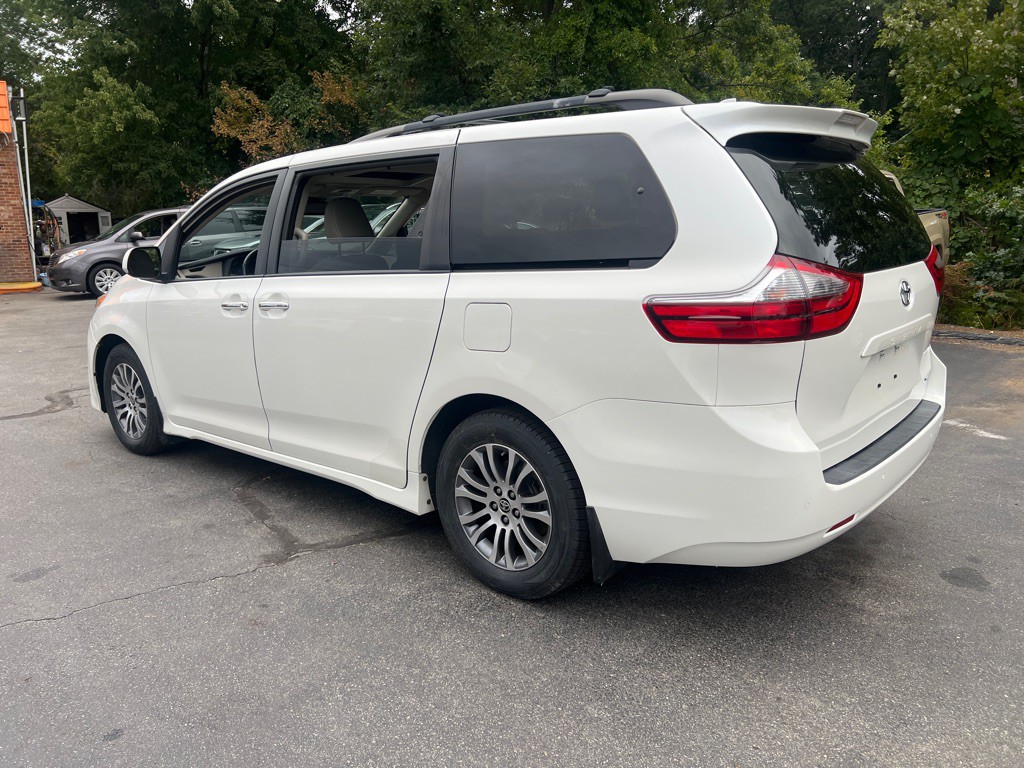 2020 Toyota Sienna Image 3