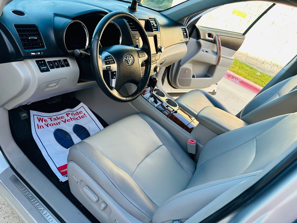 2011 Toyota Highlander Image 8