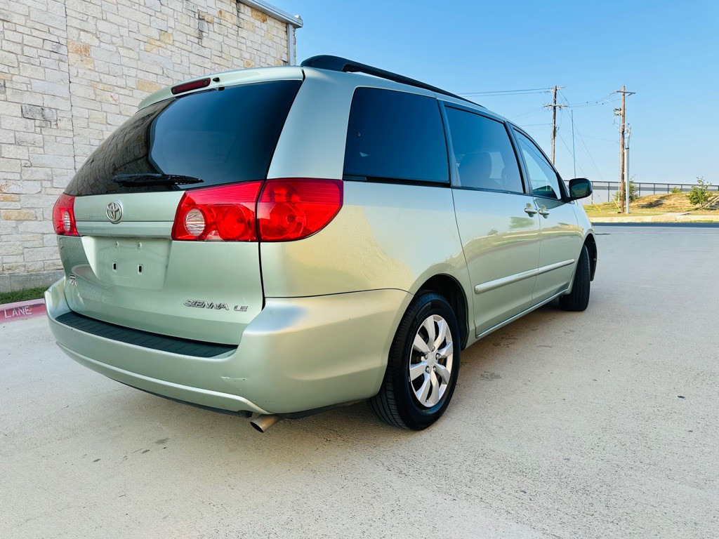 2010 Toyota Sienna Image 2