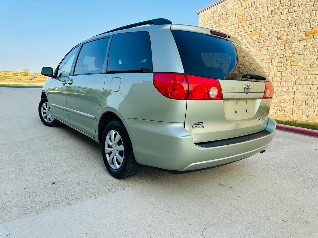 2010 Toyota Sienna Image 3