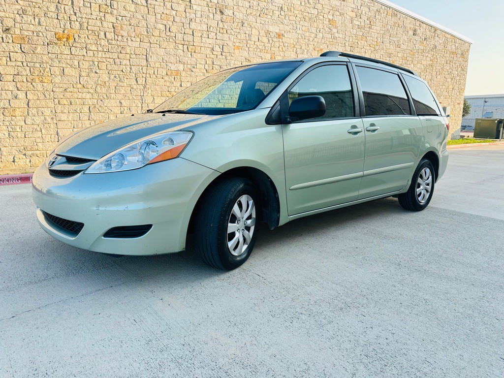2010 Toyota Sienna Image 4