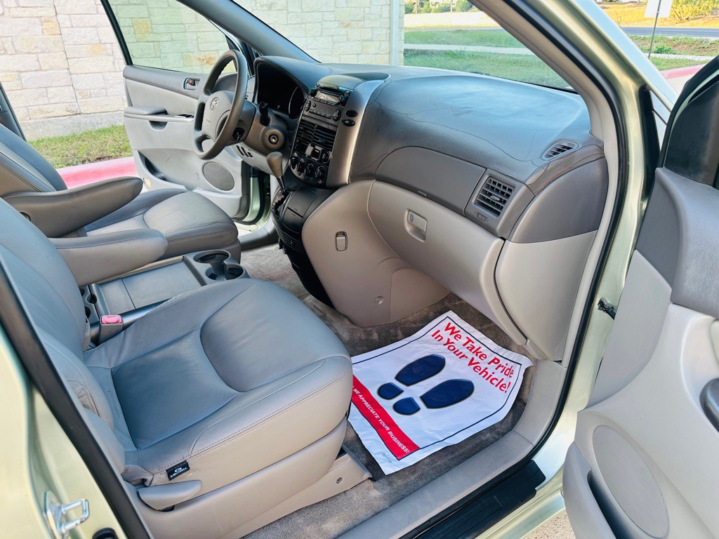 2010 Toyota Sienna Image 5