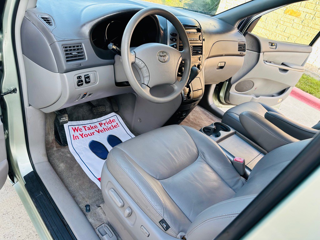 2010 Toyota Sienna Image 9