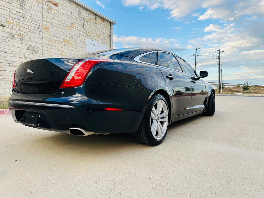 2012 Jaguar XJ Image 2