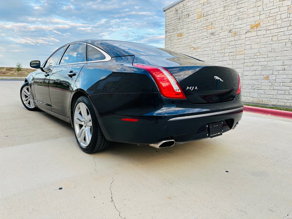 2012 Jaguar XJ Image 3