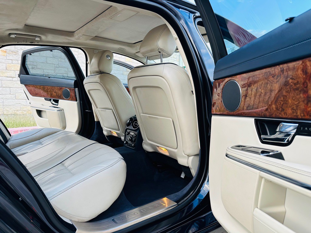 2012 Jaguar XJ Image 6
