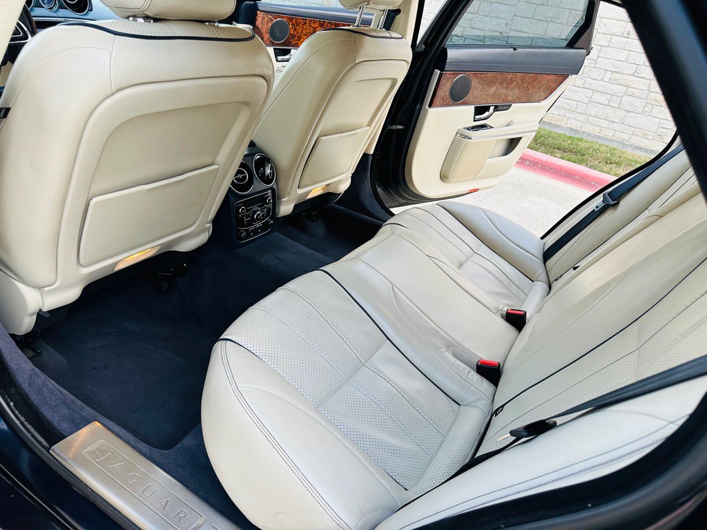2012 Jaguar XJ Image 7