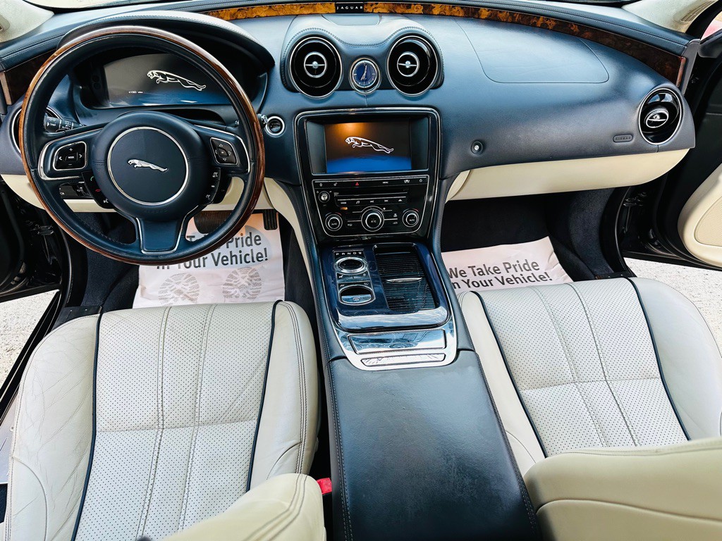 2012 Jaguar XJ Image 9