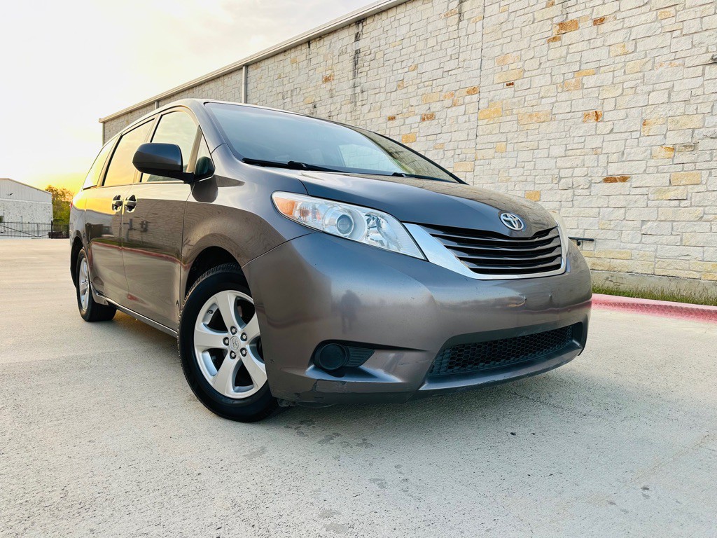 2016 Toyota Sienna Image 1
