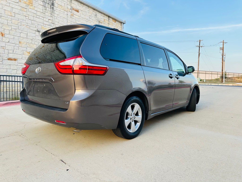 2016 Toyota Sienna Image 2