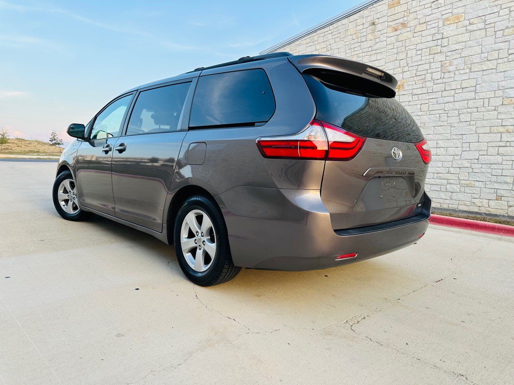 2016 Toyota Sienna Image 3