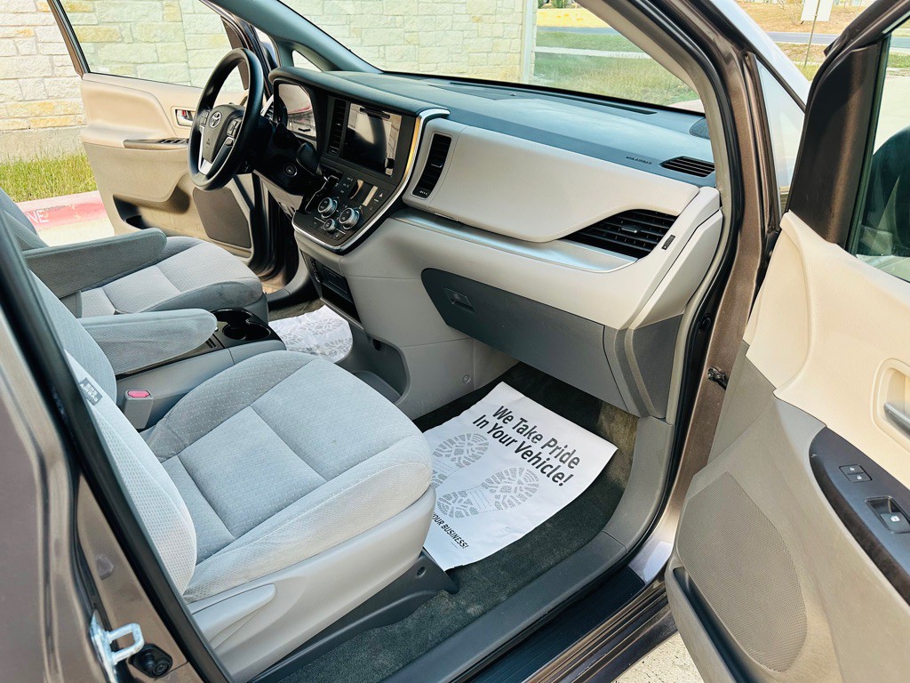 2016 Toyota Sienna Image 5