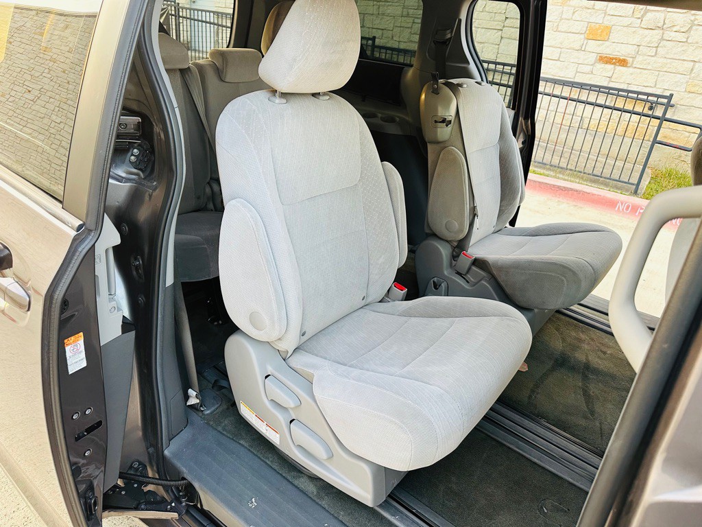 2016 Toyota Sienna Image 6
