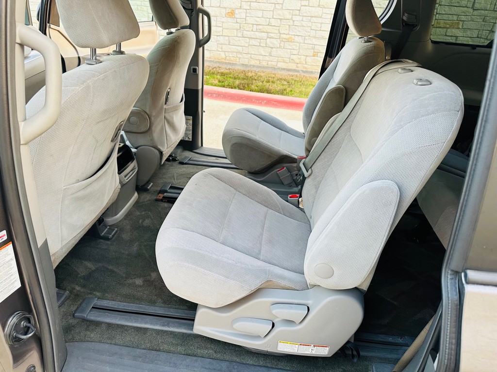 2016 Toyota Sienna Image 7