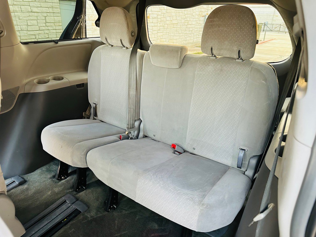 2016 Toyota Sienna Image 8