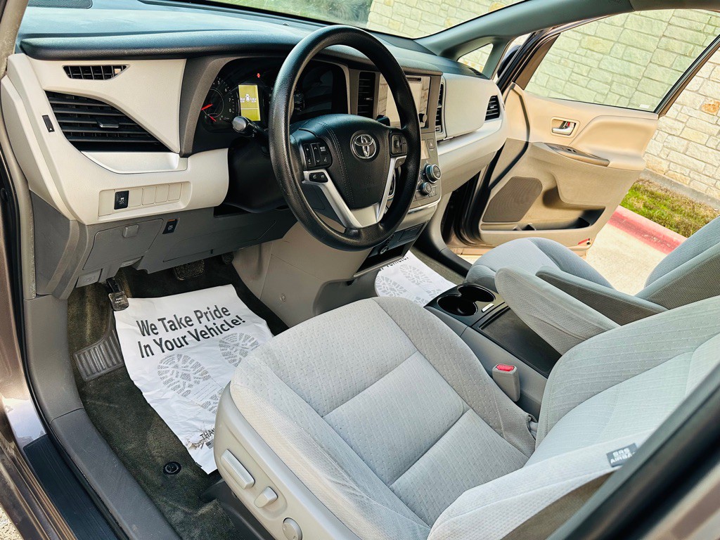 2016 Toyota Sienna Image 9