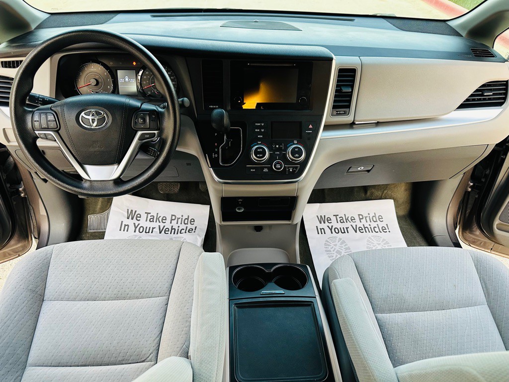 2016 Toyota Sienna Image 10