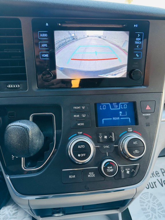 2016 Toyota Sienna Image 11