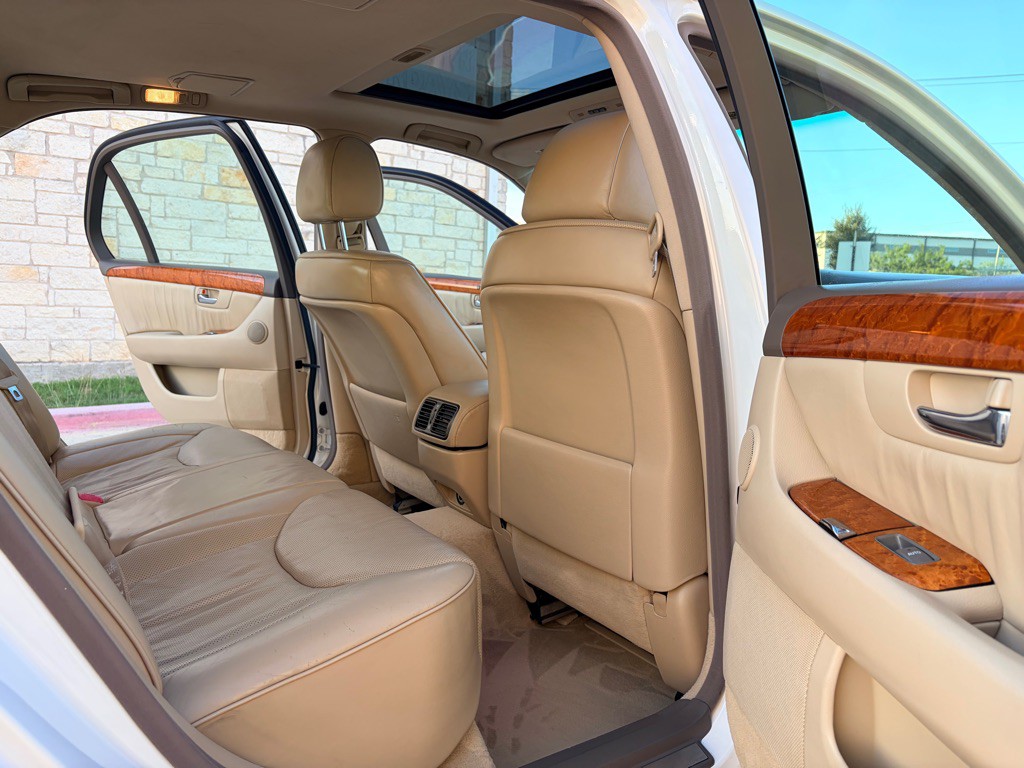 2004 Lexus LS Image 7