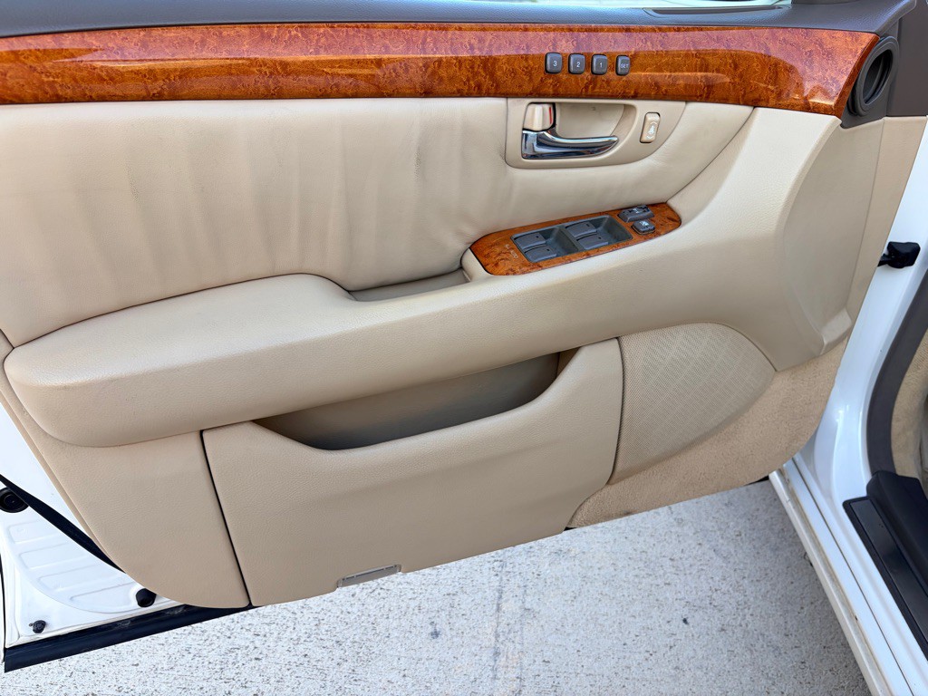 2004 Lexus LS Image 11